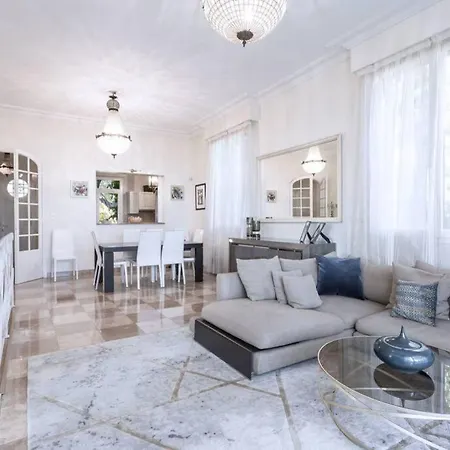 Villa avec une piscine au début du Cap d'Antibes *